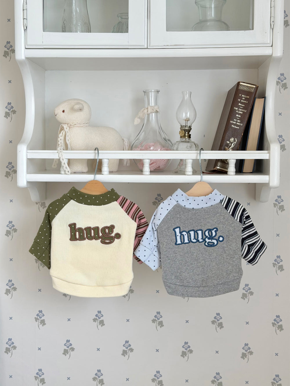 Hug Appliqué Sweatshirt (2 colors)