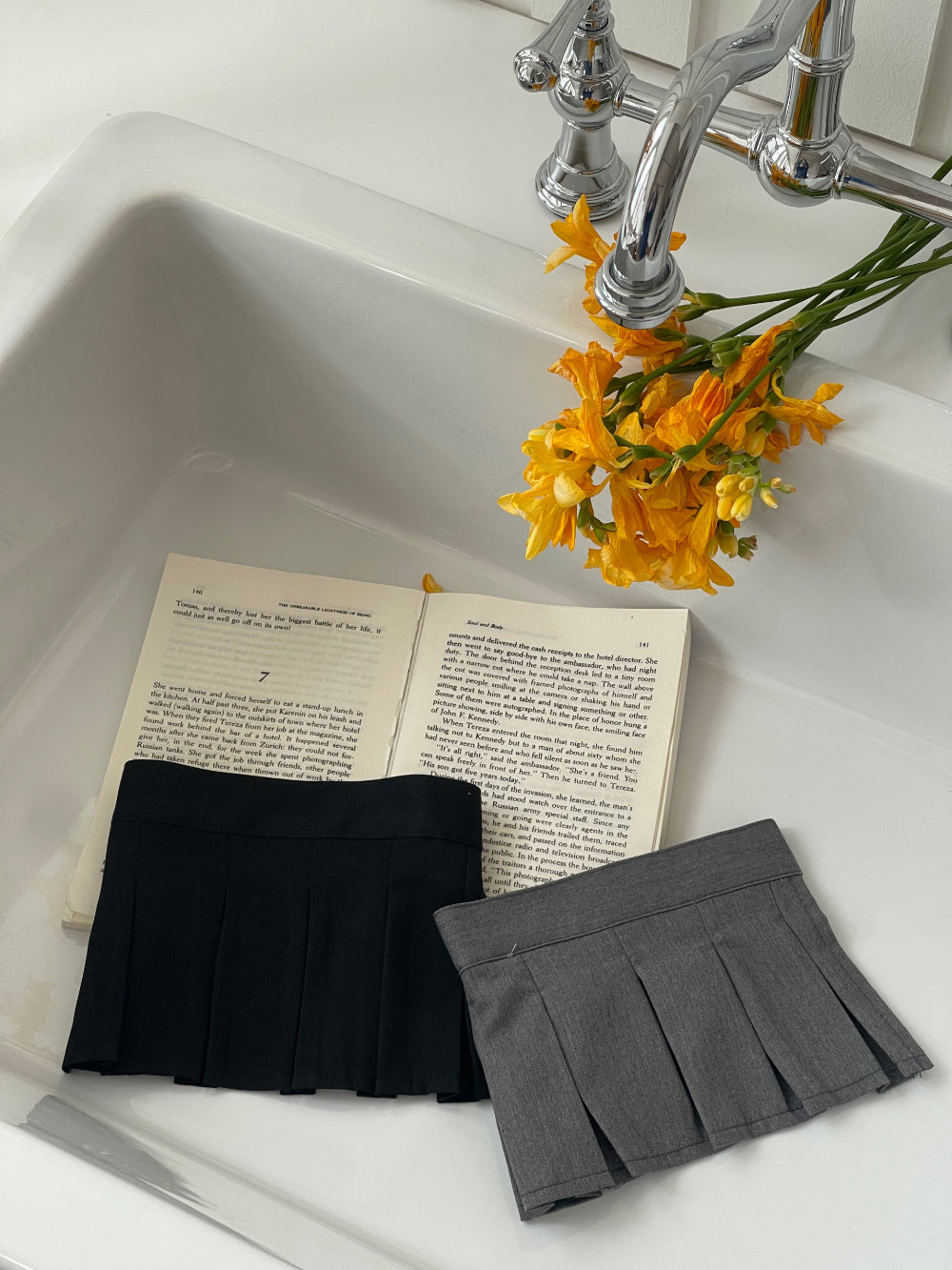 Pleats Mini Skirt (2 colors)