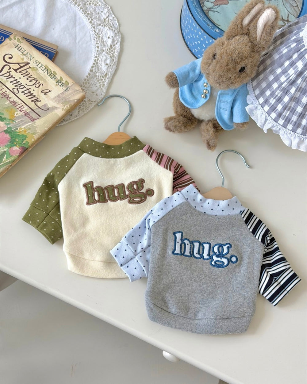 Hug Appliqué Sweatshirt (2 colors)