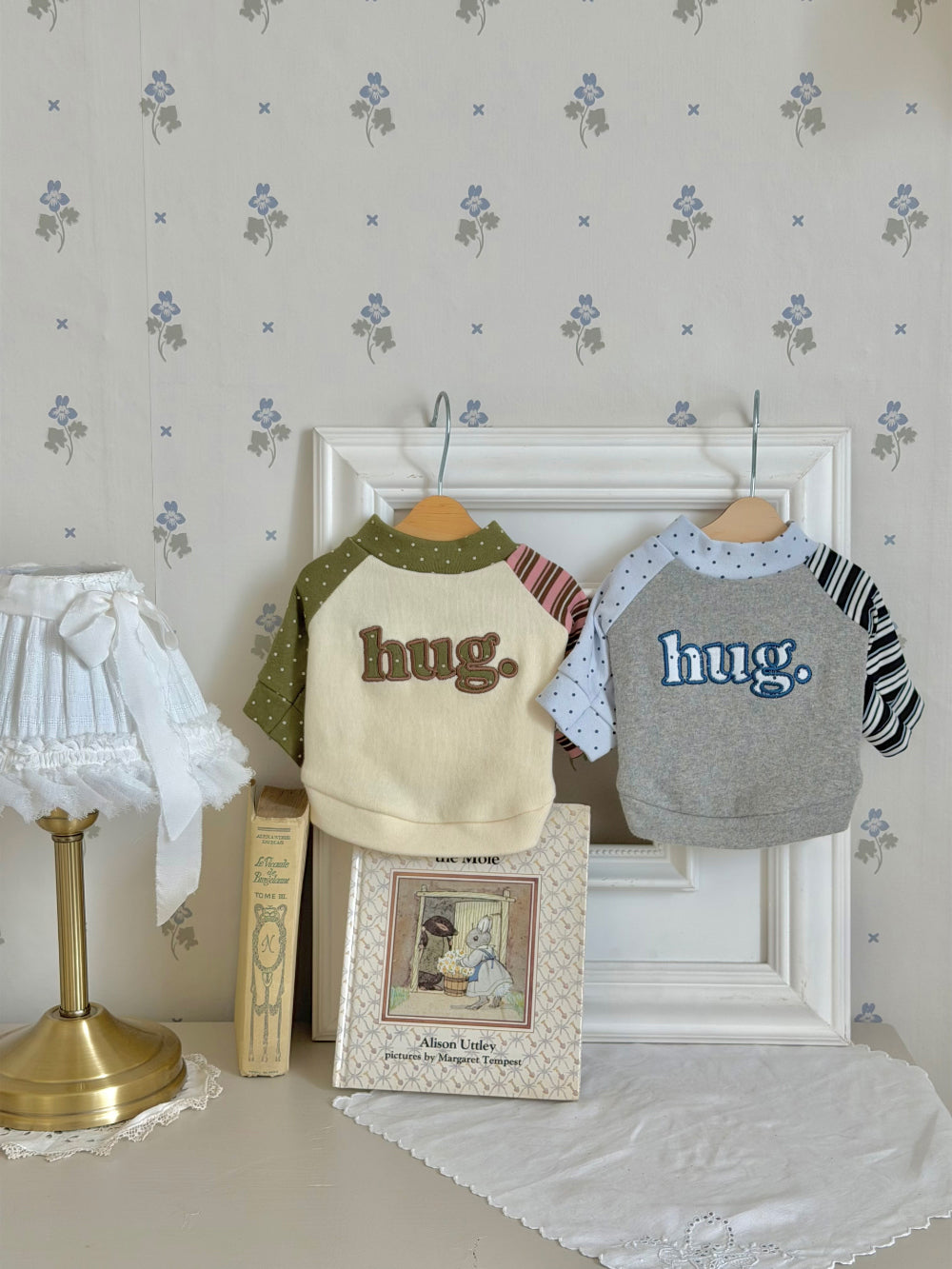Hug Appliqué Sweatshirt (2 colors)