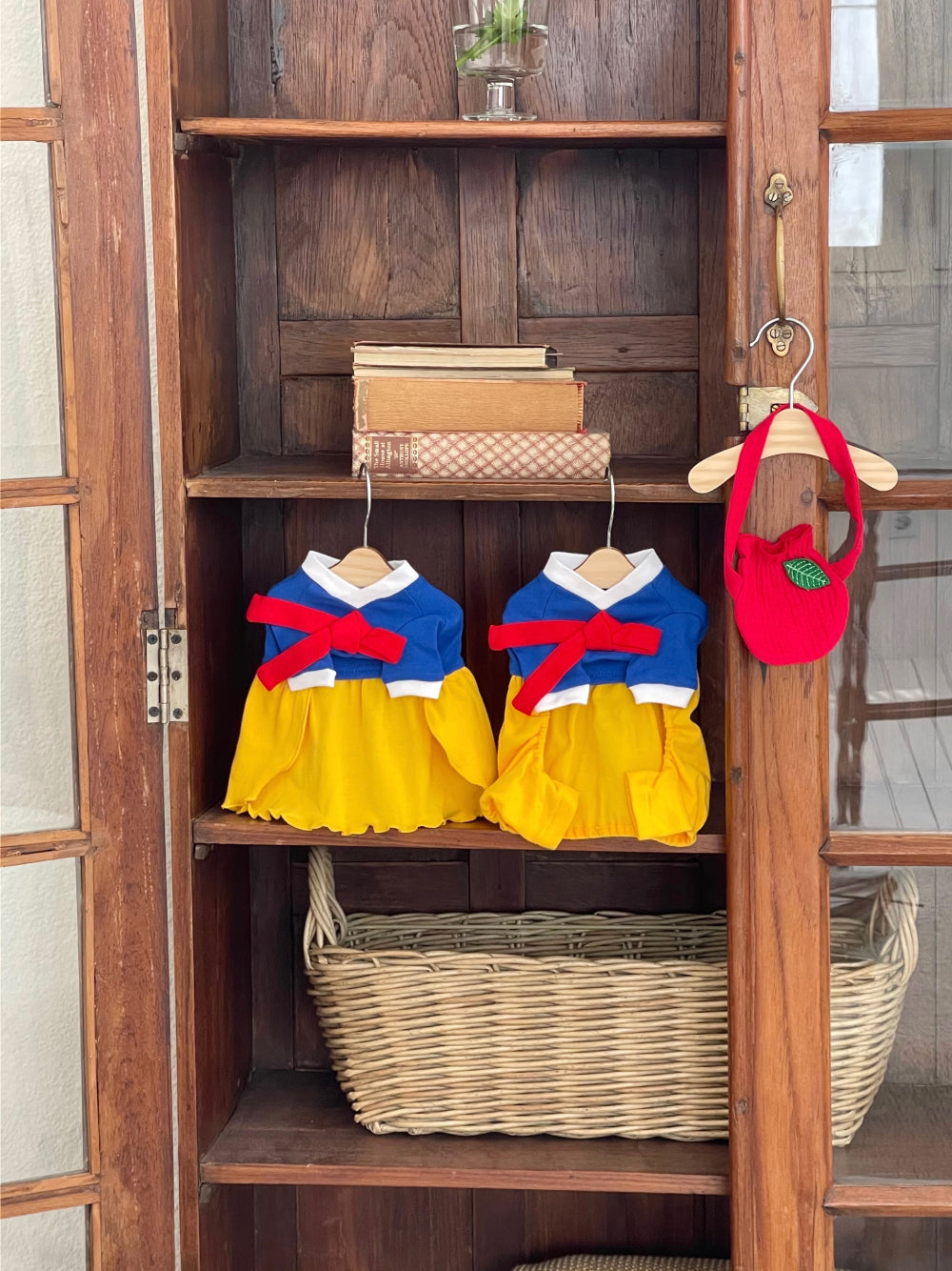 Snow White Hanbok (2 styles)